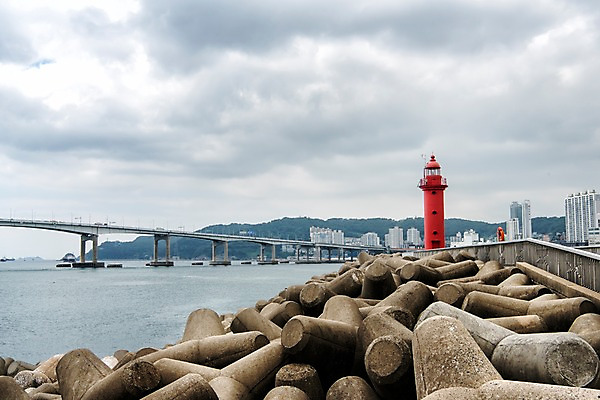 포토 JPG 주간 바다 사진 하늘 한국 등대 풍경 빌딩 사람없음 야외 건물 방파제 부산 흐림 가교 국내포토 자연요소 건축물 공공시설 아시아 날씨 파일형식