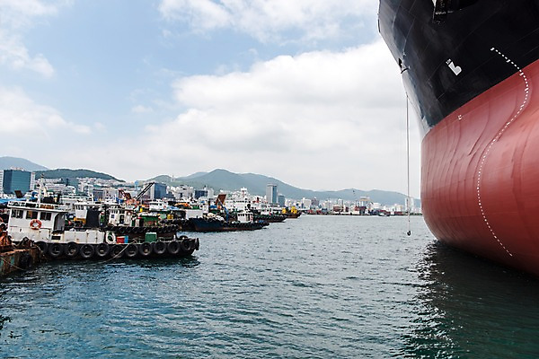 포토 JPG 주간 바다 사진 하늘 한국 풍경 사람없음 야외 항구 부산 부산항 선박 국내포토 자연요소 아시아 수상교통 교통시설 파일형식