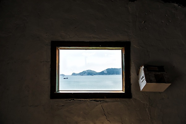 포토 JPG 주간 바다 액자 사진 창문 산 사각프레임 한국 액자틀 풍경 사람없음 야외 마을 창가 사진틀 부산 인터넷창 철창 감천문화마을 국내포토 자연요소 아시아 인터넷 프레임 틀 사각형 파일형식