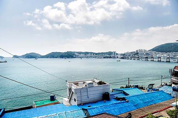 포토 JPG 주간 바다 사진 하늘 지붕 한국 풍경 빌딩 사람없음 야외 건물 마을 맑음 부산 감천문화마을 국내포토 자연요소 건축물 아시아 날씨 파일형식