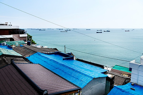 포토 JPG 주간 바다 사진 하늘 지붕 한국 풍경 빌딩 사람없음 야외 건물 마을 맑음 부산 감천문화마을 국내포토 자연요소 건축물 아시아 날씨 파일형식