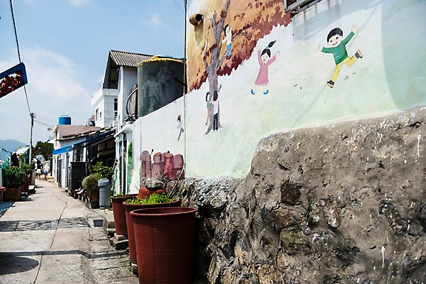 포토 JPG 주간 사진 주택 한국 풍경 사람없음 야외 건물 마을 골목길 벽화 부산 홈 감천문화마을 국내포토 자연요소 건축물 아시아 길 그림 파일형식