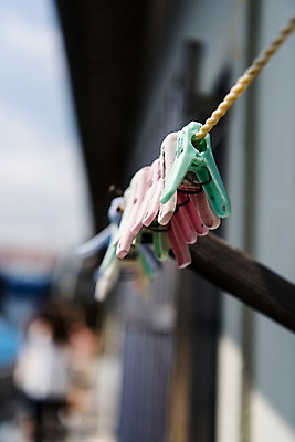 포토 JPG 주간 사진 한국 풍경 사람없음 야외 아웃포커스 마을 빨랫줄 빨래집게 부산 감천문화마을 국내포토 자연요소 아시아 줄 촬영기법 집게 파일형식