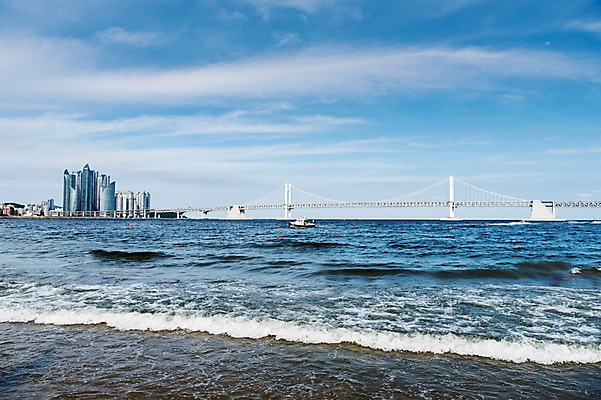 포토 JPG 주간 바다 사진 하늘 한국 풍경 빌딩 사람없음 야외 건물 맑음 부산 광안대교 가교 국내포토 자연요소 건축물 아시아 날씨 다리_건축물 파일형식