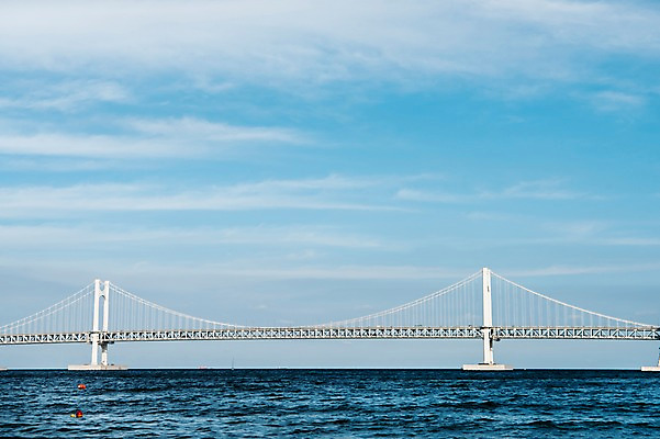 포토 JPG 주간 바다 사진 하늘 한국 풍경 빌딩 사람없음 야외 건물 맑음 부산 광안대교 가교 국내포토 자연요소 건축물 아시아 날씨 다리_건축물 파일형식
