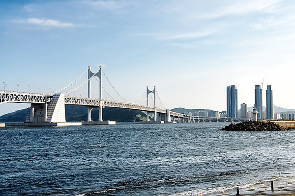 포토 JPG 주간 바다 사진 하늘 한국 등대 풍경 빌딩 사람없음 야외 건물 맑음 방파제 부산 광안대교 가교 국내포토 자연요소 건축물 공공시설 아시아 날씨 다리_건축물 파일형식