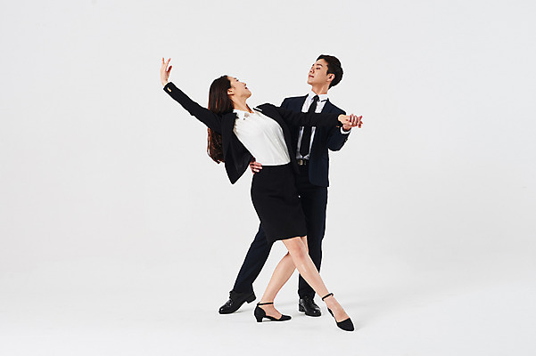 포토 JPG 스튜디오촬영 전신 응시 여자 남자 포즈 비즈니스 실내 미소 정장 20대 성인 두명 앞모습 옆모습 30대 손잡기 한국인 춤 발레 춤동작 성인만 국내포토 시선 옷 뷰포인트 모션 문화예술 표정 사람 동양인 청년 내부 장년 파일형식
