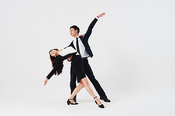 포토 JPG 스튜디오촬영 전신 응시 여자 남자 포즈 비즈니스 안기 실내 정장 20대 성인 두명 앞모습 옆모습 30대 한국인 춤 발레 춤동작 성인만 국내포토 시선 옷 뷰포인트 모션 문화예술 사람 동양인 청년 내부 장년 파일형식