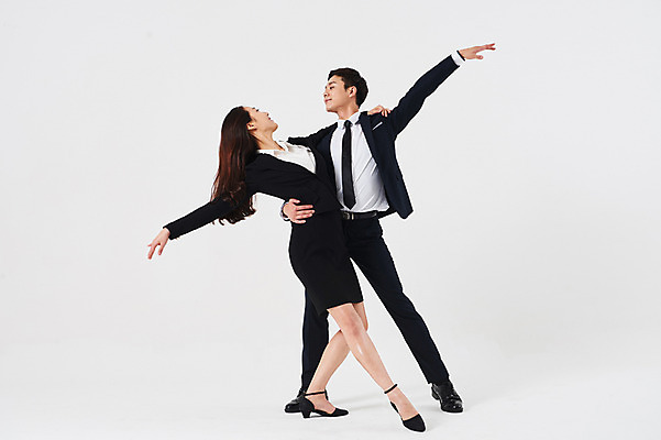 포토 JPG 스튜디오촬영 전신 응시 여자 남자 포즈 비즈니스 안기 실내 미소 정장 20대 성인 두명 앞모습 옆모습 30대 한국인 춤 발레 춤동작 성인만 국내포토 시선 옷 뷰포인트 모션 문화예술 표정 사람 동양인 청년 내부 장년 파일형식