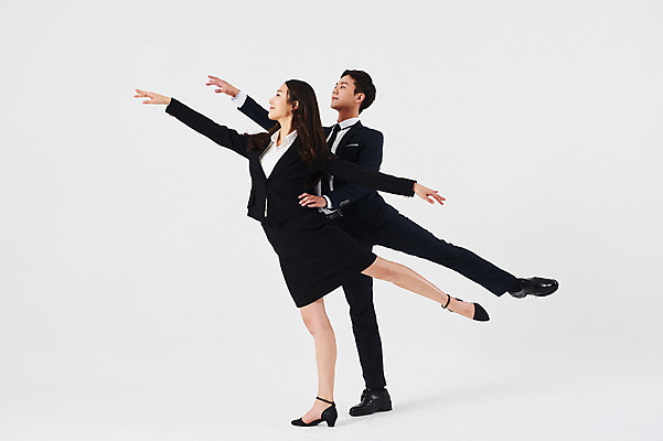 포토 JPG 스튜디오촬영 전신 응시 여자 남자 포즈 비즈니스 실내 미소 정장 20대 성인 두명 옆모습 30대 한국인 춤 발레 다리들기 춤동작 성인만 국내포토 시선 옷 뷰포인트 모션 문화예술 표정 사람 동양인 청년 내부 장년 파일형식