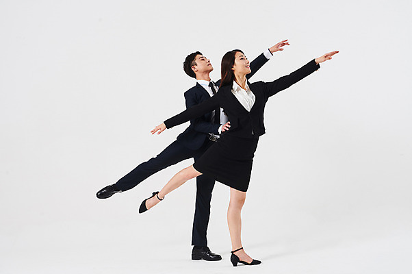 포토 JPG 스튜디오촬영 전신 응시 여자 남자 포즈 비즈니스 실내 미소 정장 20대 성인 두명 옆모습 30대 한국인 춤 발레 다리들기 춤동작 성인만 국내포토 시선 옷 뷰포인트 모션 문화예술 표정 사람 동양인 청년 내부 장년 파일형식