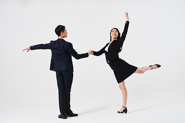 포토 JPG 스튜디오촬영 전신 응시 여자 남자 포즈 비즈니스 실내 미소 정장 20대 성인 두명 옆모습 뒷모습 30대 손잡기 한국인 춤 발레 다리들기 춤동작 성인만 국내포토 시선 옷 뷰포인트 모션 문화예술 표정 사람 동양인 청년 내부 장년 파일형식