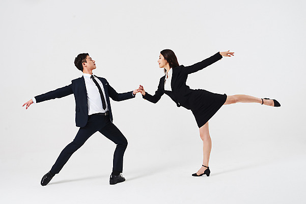 포토 JPG 스튜디오촬영 전신 응시 여자 남자 포즈 비즈니스 실내 미소 정장 20대 성인 두명 옆모습 30대 손잡기 한국인 춤 발레 다리들기 춤동작 성인만 국내포토 시선 옷 뷰포인트 모션 문화예술 표정 사람 동양인 청년 내부 장년 파일형식