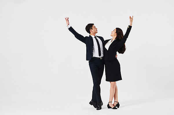 포토 JPG 스튜디오촬영 전신 응시 여자 남자 포즈 비즈니스 실내 미소 정장 20대 성인 두명 앞모습 30대 마주보기 한국인 춤 발레 춤동작 성인만 국내포토 시선 옷 뷰포인트 모션 문화예술 표정 사람 동양인 청년 내부 장년 파일형식