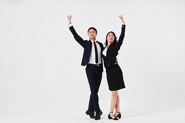 포토 JPG 스튜디오촬영 전신 응시 여자 남자 포즈 비즈니스 실내 미소 정장 20대 성인 두명 앞모습 30대 한국인 춤 발레 춤동작 성인만 국내포토 시선 옷 뷰포인트 문화예술 표정 사람 동양인 청년 내부 장년 파일형식