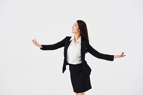 포토 JPG 스튜디오촬영 응시 여자 포즈 비즈니스 실내 한명 웃음 정장 상반신 20대 성인 앞모습 한국인 춤 발레 성인여자한명만 국내포토 1 시선 옷 뷰포인트 문화예술 표정 사람 동양인 청년 내부 여자한명만 성인여자만 파일형식