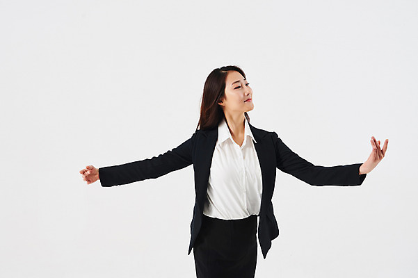 포토 JPG 스튜디오촬영 응시 여자 포즈 비즈니스 실내 한명 미소 정장 상반신 20대 성인 앞모습 한국인 춤 발레 성인여자한명만 국내포토 1 시선 옷 뷰포인트 문화예술 표정 사람 동양인 청년 내부 여자한명만 성인여자만 파일형식