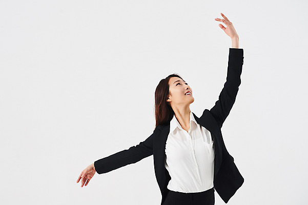 포토 JPG 스튜디오촬영 응시 여자 포즈 비즈니스 실내 한명 웃음 정장 상반신 20대 성인 앞모습 한국인 올려보기 춤 발레 성인여자한명만 국내포토 1 시선 옷 뷰포인트 모션 문화예술 표정 사람 동양인 청년 내부 여자한명만 성인여자만 파일형식