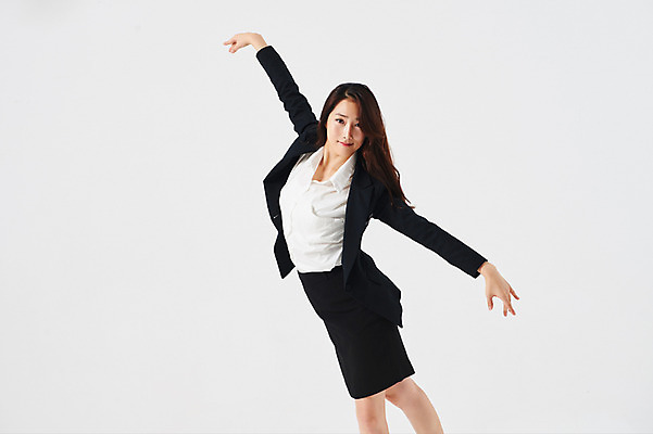 포토 JPG 스튜디오촬영 응시 여자 포즈 비즈니스 실내 한명 미소 정장 상반신 20대 성인 옆모습 한국인 춤 발레 성인여자한명만 국내포토 1 시선 옷 뷰포인트 문화예술 표정 사람 동양인 청년 내부 여자한명만 성인여자만 파일형식