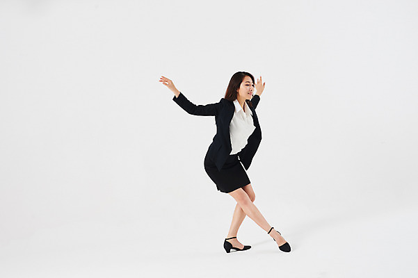 포토 JPG 스튜디오촬영 전신 응시 여자 포즈 비즈니스 실내 한명 미소 정장 20대 성인 옆모습 한국인 춤 발레 치마정장 성인여자한명만 국내포토 1 시선 옷 뷰포인트 문화예술 표정 사람 동양인 청년 내부 치마 여자한명만 성인여자만 파일형식