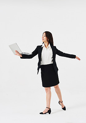 포토 JPG 스튜디오촬영 전신 응시 여자 포즈 비즈니스 실내 한명 미소 들기 정장 20대 성인 앞모습 한국인 춤 발레 치마정장 성인여자한명만 국내포토 1 시선 옷 뷰포인트 모션 문화예술 표정 사람 동양인 청년 내부 치마 여자한명만 성인여자만 파일형식