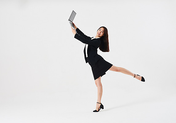 포토 JPG 스튜디오촬영 전신 응시 여자 포즈 비즈니스 실내 한명 웃음 정장 20대 성인 옆모습 한국인 춤 발레 치마정장 다리들기 성인여자한명만 국내포토 1 시선 옷 뷰포인트 모션 문화예술 표정 사람 동양인 청년 내부 치마 여자한명만 성인여자만 파일형식