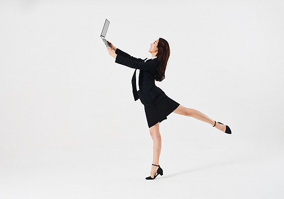 포토 JPG 스튜디오촬영 전신 응시 여자 포즈 비즈니스 실내 한명 미소 들기 정장 20대 성인 옆모습 노트북 한국인 춤 발레 치마정장 다리들기 성인여자한명만 국내포토 1 시선 옷 뷰포인트 모션 문화예술 표정 사람 동양인 청년 내부 전자제품 치마 여자한명만 성인여자만 파일형식