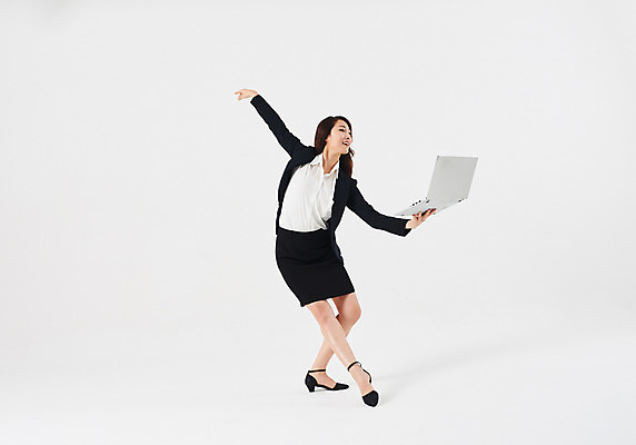 포토 JPG 스튜디오촬영 전신 응시 여자 포즈 비즈니스 실내 한명 웃음 들기 정장 20대 성인 앞모습 노트북 한국인 춤 발레 치마정장 성인여자한명만 국내포토 1 시선 옷 뷰포인트 모션 문화예술 표정 사람 동양인 청년 내부 전자제품 치마 여자한명만 성인여자만 파일형식