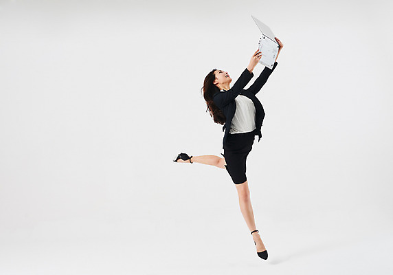 포토 JPG 스튜디오촬영 전신 응시 여자 포즈 비즈니스 실내 한명 웃음 들기 정장 20대 성인 옆모습 노트북 한국인 춤 발레 치마정장 다리들기 성인여자한명만 국내포토 1 시선 옷 뷰포인트 모션 문화예술 표정 사람 동양인 청년 내부 전자제품 치마 여자한명만 성인여자만 파일형식