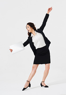 포토 JPG 스튜디오촬영 전신 응시 여자 포즈 비즈니스 실내 한명 들기 정장 20대 성인 앞모습 노트북 한국인 춤 발레 치마정장 성인여자한명만 국내포토 1 시선 옷 뷰포인트 모션 문화예술 사람 동양인 청년 내부 전자제품 치마 여자한명만 성인여자만 파일형식