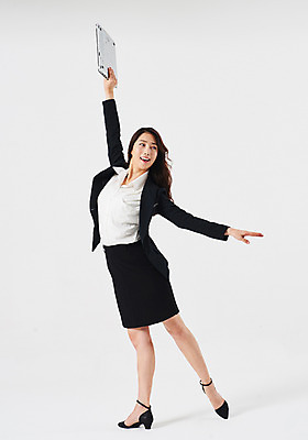 포토 JPG 스튜디오촬영 전신 응시 여자 포즈 비즈니스 실내 한명 웃음 들기 정장 20대 성인 앞모습 노트북 한국인 춤 발레 치마정장 성인여자한명만 국내포토 1 시선 옷 뷰포인트 모션 문화예술 표정 사람 동양인 청년 내부 전자제품 치마 여자한명만 성인여자만 파일형식