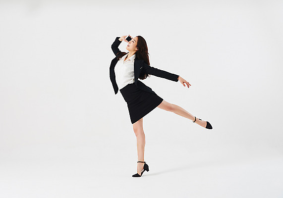 포토 JPG 스튜디오촬영 전신 응시 여자 포즈 비즈니스 실내 한명 미소 정장 20대 성인 옆모습 스마트폰 한국인 춤 발레 통화 치마정장 다리들기 성인여자한명만 국내포토 1 시선 옷 뷰포인트 모션 문화예술 표정 사람 동양인 청년 내부 핸드폰 스마트기기 치마 여자한명만 성인여자만 파일형식