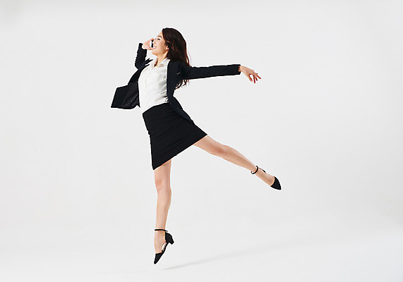 포토 JPG 스튜디오촬영 전신 응시 여자 포즈 비즈니스 실내 한명 웃음 들기 정장 20대 성인 옆모습 스마트폰 점프 한국인 춤 발레 통화 치마정장 다리들기 성인여자한명만 국내포토 1 시선 옷 뷰포인트 모션 문화예술 표정 사람 동양인 청년 내부 핸드폰 스마트기기 치마 여자한명만 성인여자만 파일형식