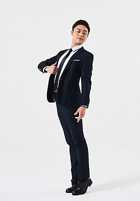 포토 JPG 스튜디오촬영 전신 응시 남자 포즈 비즈니스 실내 한명 정장 성인 옆모습 30대 한국인 춤 발레 성인남자한명만 내려보기 국내포토 1 시선 옷 뷰포인트 모션 문화예술 사람 동양인 내부 장년 남자한명만 성인남자만 파일형식