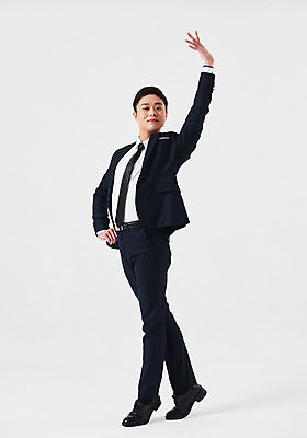 포토 JPG 스튜디오촬영 전신 응시 남자 포즈 비즈니스 실내 한명 정장 성인 옆모습 30대 한국인 춤 발레 춤동작 성인남자한명만 국내포토 1 시선 옷 뷰포인트 문화예술 사람 동양인 내부 장년 남자한명만 성인남자만 파일형식