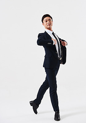 포토 JPG 스튜디오촬영 전신 응시 남자 포즈 비즈니스 실내 한명 정장 성인 옆모습 30대 한국인 춤 발레 춤동작 성인남자한명만 국내포토 1 시선 옷 뷰포인트 문화예술 사람 동양인 내부 남자한명만 성인남자만 파일형식 인종 남자만 성인만