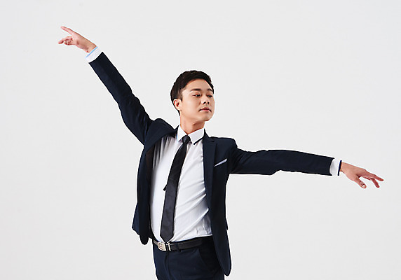 포토 JPG 스튜디오촬영 응시 남자 포즈 비즈니스 실내 한명 정장 상반신 성인 앞모습 30대 한국인 춤 발레 춤동작 성인남자한명만 국내포토 1 시선 옷 뷰포인트 문화예술 사람 동양인 내부 장년 남자한명만 성인남자만 파일형식