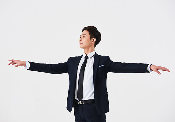 포토 JPG 스튜디오촬영 응시 남자 포즈 비즈니스 실내 한명 정장 상반신 성인 앞모습 30대 한국인 춤 발레 춤동작 성인남자한명만 국내포토 1 시선 옷 뷰포인트 문화예술 사람 동양인 내부 장년 남자한명만 성인남자만 파일형식 인종 남자만 성인만