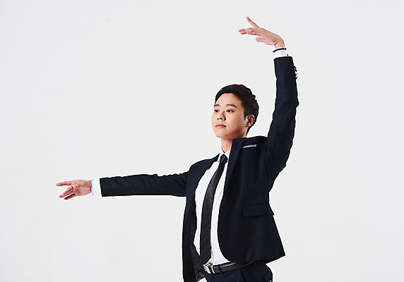 포토 JPG 스튜디오촬영 응시 남자 포즈 비즈니스 실내 한명 정장 상반신 성인 앞모습 30대 한국인 춤 발레 춤동작 성인남자한명만 국내포토 1 시선 옷 뷰포인트 문화예술 사람 동양인 내부 장년 남자한명만 성인남자만 파일형식
