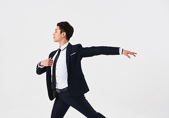 포토 JPG 스튜디오촬영 남자 포즈 비즈니스 실내 한명 정장 상반신 성인 옆모습 30대 눈감음 한국인 춤 발레 춤동작 성인남자한명만 국내포토 1 옷 뷰포인트 모션 문화예술 사람 동양인 내부 장년 남자한명만 성인남자만 파일형식