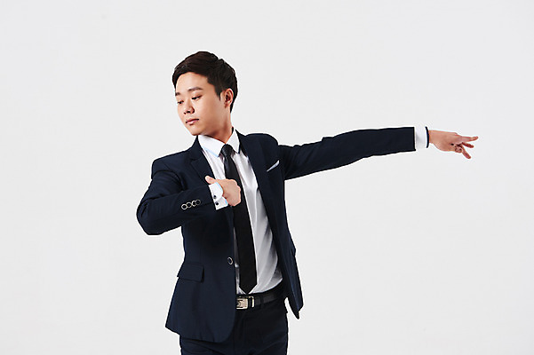 포토 JPG 스튜디오촬영 응시 남자 포즈 비즈니스 실내 한명 정장 상반신 성인 앞모습 30대 한국인 춤 발레 춤동작 성인남자한명만 국내포토 1 시선 옷 뷰포인트 문화예술 사람 동양인 내부 장년 남자한명만 성인남자만 파일형식