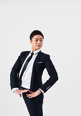 포토 JPG 스튜디오촬영 응시 남자 포즈 비즈니스 실내 한명 정장 상반신 성인 앞모습 30대 한국인 춤 발레 춤동작 성인남자한명만 국내포토 1 시선 옷 뷰포인트 문화예술 사람 동양인 내부 장년 남자한명만 성인남자만 파일형식