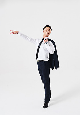 포토 JPG 스튜디오촬영 전신 응시 남자 포즈 비즈니스 실내 한명 들기 정장 성인 앞모습 30대 재킷 한국인 춤 발레 춤동작 성인남자한명만 국내포토 1 시선 옷 뷰포인트 모션 문화예술 사람 동양인 내부 장년 외투 남자한명만 성인남자만 파일형식