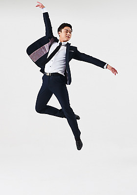 포토 JPG 스튜디오촬영 전신 응시 남자 포즈 비즈니스 실내 한명 정장 성인 앞모습 30대 점프 한국인 춤 발레 춤동작 성인남자한명만 국내포토 1 시선 옷 뷰포인트 모션 문화예술 사람 동양인 내부 장년 남자한명만 성인남자만 파일형식