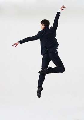 포토 JPG 스튜디오촬영 전신 응시 남자 포즈 비즈니스 실내 한명 정장 성인 뒷모습 30대 점프 한국인 춤 발레 성인남자한명만 국내포토 1 시선 옷 뷰포인트 모션 문화예술 사람 동양인 내부 장년 남자한명만 성인남자만 파일형식