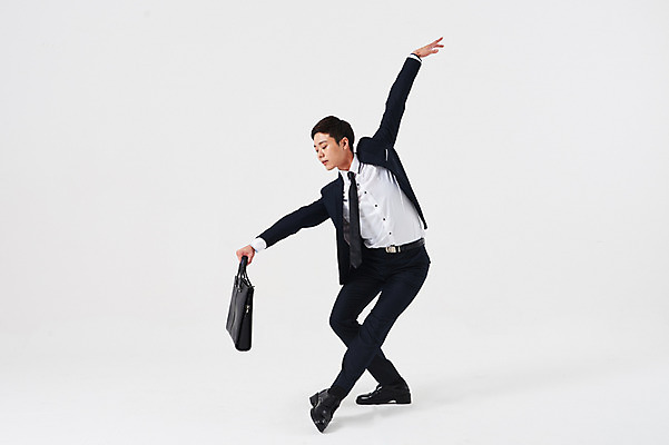 포토 JPG 스튜디오촬영 전신 응시 남자 포즈 서류가방 가방 비즈니스 실내 한명 들기 정장 성인 앞모습 30대 한국인 춤 발레 춤동작 성인남자한명만 국내포토 1 시선 잡화 옷 뷰포인트 모션 문화예술 사람 동양인 내부 장년 남자한명만 성인남자만 파일형식