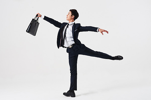 포토 JPG 스튜디오촬영 전신 응시 남자 포즈 서류가방 가방 비즈니스 실내 한명 들기 정장 성인 앞모습 30대 한국인 춤 발레 다리들기 춤동작 성인남자한명만 국내포토 1 시선 잡화 옷 뷰포인트 모션 문화예술 사람 동양인 내부 장년 남자한명만 성인남자만 파일형식