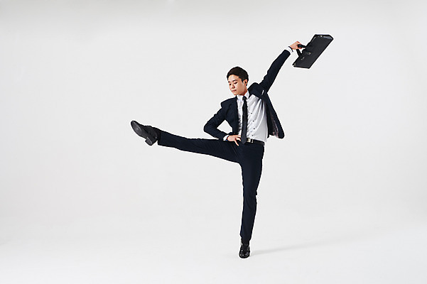 포토 JPG 스튜디오촬영 전신 응시 남자 포즈 서류가방 가방 비즈니스 실내 한명 들기 정장 성인 앞모습 30대 한국인 춤 발레 다리들기 춤동작 성인남자한명만 국내포토 1 시선 잡화 옷 뷰포인트 모션 문화예술 사람 동양인 내부 장년 남자한명만 성인남자만 파일형식