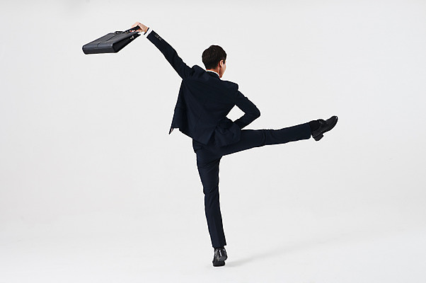 포토 JPG 스튜디오촬영 전신 남자 포즈 서류가방 가방 비즈니스 실내 한명 들기 정장 성인 뒷모습 30대 한국인 춤 발레 다리들기 춤동작 성인남자한명만 국내포토 1 잡화 옷 뷰포인트 모션 문화예술 사람 동양인 내부 장년 남자한명만 성인남자만 파일형식