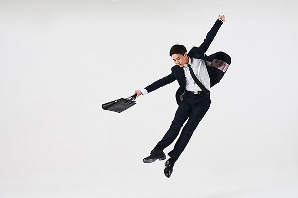 포토 JPG 스튜디오촬영 전신 응시 남자 포즈 서류가방 가방 비즈니스 실내 한명 들기 정장 성인 앞모습 30대 점프 한국인 춤 발레 춤동작 성인남자한명만 국내포토 1 시선 잡화 옷 뷰포인트 모션 문화예술 사람 동양인 내부 장년 남자한명만 성인남자만 파일형식